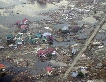 Un poderoso terremoto de magnitud 9.1 frente a la costa de la isla indonesia de Sumatra el 26 de diciembre de 2004 desencadenó un tsunami que mató a unas 230 mil personas en una decena de países, llegando hasta el este de África. AP / ARCHIVO