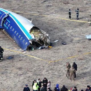 Hallan cajas negras de avión que se estrelló en Kazajistán