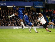 El mexicano Raúl Jiménez, con un disparo excesivamente cruzado, acarició el gol para su equipo, capaz de asustar al Chelsea pese a su dominio general de la situación. EFE / D. Cliff