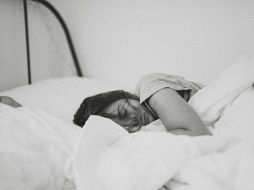 La Academia Nacional del Sueño recomienda que las siestas sean breves, de 20 a 30 minutos, y se tomen temprano en el día. ESPECIAL/ Foto de Kinga Howard en Unsplash