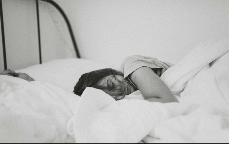 La Academia Nacional del Sueño recomienda que las siestas sean breves, de 20 a 30 minutos, y se tomen temprano en el día. ESPECIAL/ Foto de Kinga Howard en Unsplash