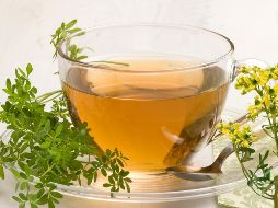 El té de ruda, conocido por sus propiedades medicinales, es especialmente valorado por su capacidad para tratar alteraciones menstruales. ESPECIAL / CANVA