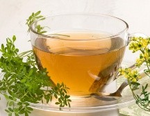 El té de ruda, conocido por sus propiedades medicinales, es especialmente valorado por su capacidad para tratar alteraciones menstruales. ESPECIAL / CANVA