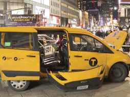 El taxista de 58 años fue llevado a un hospital en condición estable para una evaluación adicional. AP