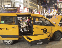 El taxista de 58 años fue llevado a un hospital en condición estable para una evaluación adicional. AP