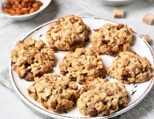 Uno de los ingredientes claves de estas galletitas es la avena, un cereal que es fuente de proteínas de bajo costo y posee un alto contenido en fibra. ESPECIAL / CANVA