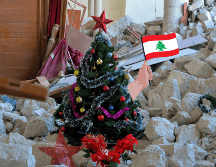 Un árbol de Navidad entre las ruinas de la iglesia de San Jorge en el pueblo de Derdghaya, Líbano, 22 de diciembre de 2024. EFE/W. Hamzeh