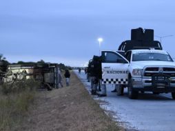 La circulación en el carril de sur a norte de la Autopista Mazatlán-Culiacán tuvo que ser cerrada por varios minutos para rescatar el cuerpo y el herido y subirlo a un helicóptero que aterrizó sobre la carpeta asfáltica. ESPECIAL