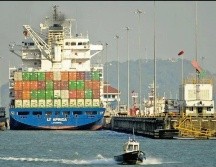 Donald Trump amenaza con recuperar el control estadounidense sobre el Canal de Panamá si sus autoridades no reducen los peajes que cobran para su tránsito. AP/ Archivo