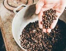 Si acostumbras dormir a las 23:00 horas, los expertos recomiendan que la última taza de café sea entre las 16:15 y las 16:30. ESPECIAL/ Foto de Milo Miloezger en Unsplash