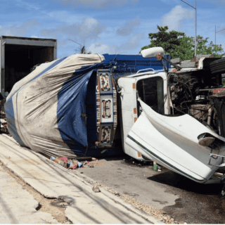 Incendio consume tráiler en la carretera Mérida-Cancún