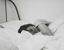 Los alimentos se relacionan también con los ronquidos, fenómeno sonoro que ocurre mientras las personas duermen. ESPECIAL/ Foto de Kinga Howard en Unsplash