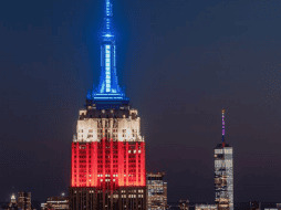 El icónico Empire State Building de Nueva York se iluminó con los colores rojo, blanco y azul. X/@EmpireStateBldg