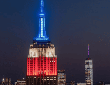 El icónico Empire State Building de Nueva York se iluminó con los colores rojo, blanco y azul. X/@EmpireStateBldg