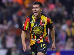 Con un gol de Alejandro Carreón al minuto 92, aprovechando un error en una mala salida del portero Óscar Whalley, los Leones Negros derrotaron 2-1 a las Chivas de Guadalajara. IMAGO7