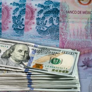 El peso recibe ligero golpe del dólar previo a que termine el año