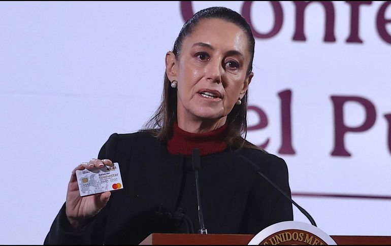 Sheinbaum informó que las tarjetas del Banco del Bienestar que fueron entregadas en la gestión del expresidente Andrés Manuel López Obrador seguirán siendo válidas para el cobro de los Programas del Bienestar existentes. SUN / B. FREGOSO