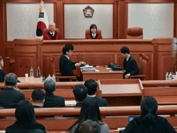 El Tribunal del Distrito Oeste de Seúl dictó la orden tras acusaciones contra Yoon por su presunta participación en la fallida declaración de ley marcial del pasado 3 de diciembre. EFE