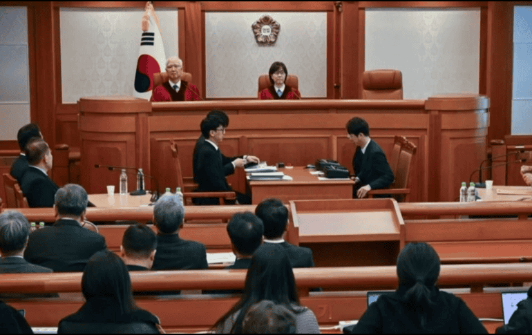 El Tribunal del Distrito Oeste de Seúl dictó la orden tras acusaciones contra Yoon por su presunta participación en la fallida declaración de ley marcial del pasado 3 de diciembre. EFE