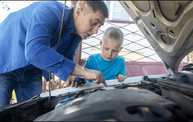 La falta de este y otros líquidos esenciales, pueden afectar en el funcionamiento del vehículo. CANVA