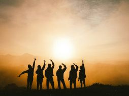 Con el inicio de un nuevo ciclo, muchas personas se proponen abrirse a nuevas experiencias y ampliar su círculo social. ESPECIAL/Foto de Chang Duong en Unsplash