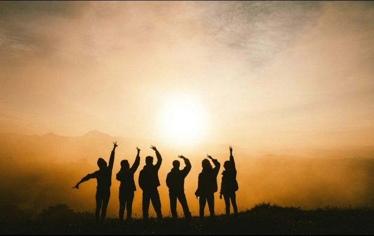 Con el inicio de un nuevo ciclo, muchas personas se proponen abrirse a nuevas experiencias y ampliar su círculo social. ESPECIAL/Foto de Chang Duong en Unsplash