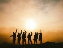 Con el inicio de un nuevo ciclo, muchas personas se proponen abrirse a nuevas experiencias y ampliar su círculo social. ESPECIAL/Foto de Chang Duong en Unsplash