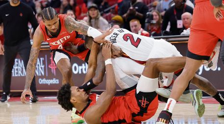 Terry Rozier (#2) y Amen Thompson (suelo) protagonizaron un pleito el domingo. AFP/A. Slitz