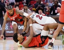 Terry Rozier (#2) y Amen Thompson (suelo) protagonizaron un pleito el domingo. AFP/A. Slitz