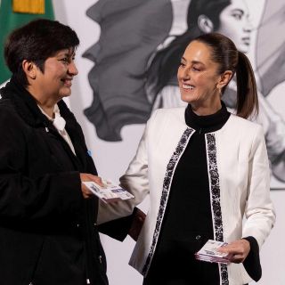 Sheinbaum entrega primeras tarjetas de la Pensión Mujeres Bienestar