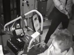 Los hechos, ocurridos alrededor de las 6:00 de la mañana, quedaron registrados en las cámaras de seguridad de la unidad. ESPECIAL.