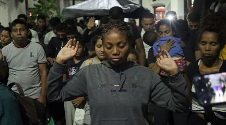 Migrantes rezan antes de iniciar el recorrido. EFE/J. Blanco