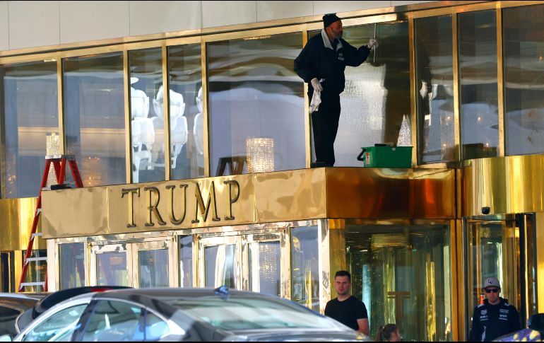 Trump international Hotel. Trabajadores borran las huellas de la explosión. AP/B. Tesfaye