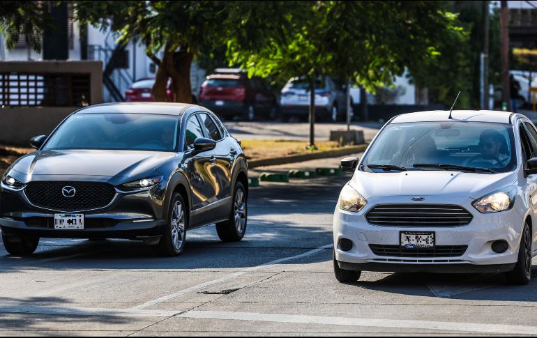 Auto con matrícula a la vista y otro con portaplacas que la oculta parcialmente. La Ley de Movilidad del Estado de Jalisco aclara que no se puede obstaculizar la información contenida en las láminas. EL INFORMADOR/A. Navarro