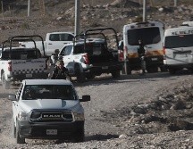 Agentes de la Guardia Nacional, policías estatales y peritos durante una investigación en la zona donde fue encontrado el cuerpo de un agente del INM. EFE/L. Torres