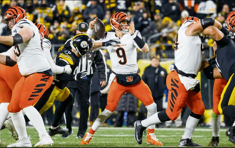 Joe Burrow y los Bengals sobrevivieron al frío y a la defensiva de Pittsburgh. Ahora están a la espera de una carambola que los meta a playoffs. AFP/J. Aller
