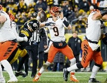 Joe Burrow y los Bengals sobrevivieron al frío y a la defensiva de Pittsburgh. Ahora están a la espera de una carambola que los meta a playoffs. AFP/J. Aller