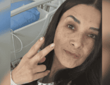 En una imagen se la ve en una camilla de hospital, con aparatos monitoreando su estado de salud y un catéter en el brazo. INSTAGRAM / @polancodalilah