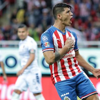 Alan Pulido cerca de regresar a Chivas