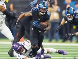 Jahmyr Gibbs (#26) tuvo una actuación de cuatro anotaciones, llegando a 20 en la temporada y así convertirse en el jugador con más touchdowns esta campaña. AFP/G. Shamus