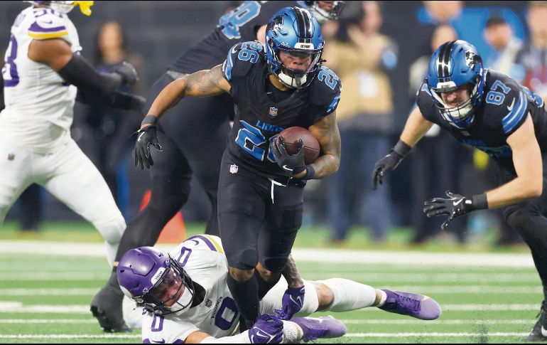 Jahmyr Gibbs (#26) tuvo una actuación de cuatro anotaciones, llegando a 20 en la temporada y así convertirse en el jugador con más touchdowns esta campaña. AFP/G. Shamus
