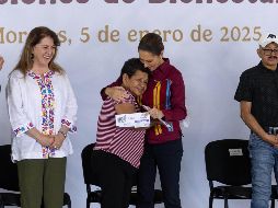 Claudia Sheinbaum encabezó la entrega de Tarjetas de las Pensiones de Bienestar en Xochitepec, Morelos. La acompañó la gobernadora Margarita González  Saravia (izquierda). SUN/H. Salvador
