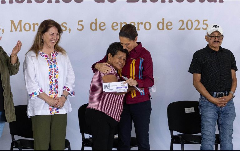 Claudia Sheinbaum encabezó la entrega de Tarjetas de las Pensiones de Bienestar en Xochitepec, Morelos. La acompañó la gobernadora Margarita González  Saravia (izquierda). SUN/H. Salvador