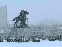 Monumento en la localidad St. Joseph, Missouri, durante la tormenta de ayer. AP/N. Ingram