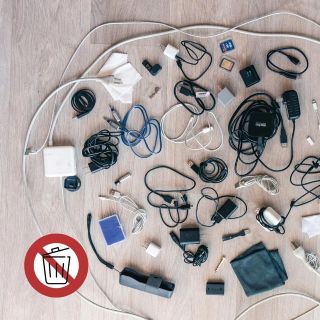 Esta es la razón por la que no debes tirar los cables de los cargadores a la basura