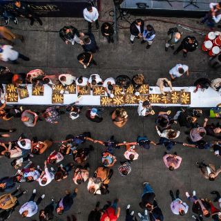 Celebran llegada de los Reyes Magos con rosca en el Centro tapatío