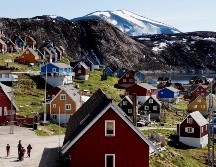 Esta isla ártica de 2 millones de kilómetros cuadrados (el 80% cubierto por el hielo) y apenas 56 mil habitantes, goza desde 2009 de un nuevo estatuto que reconoce el derecho de autodeterminación. EFE / ARCHIVO