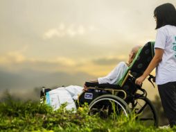 Muchas personas que han estado al borde de la muerte relatan experiencias de separación del cuerpo, visiones de luz y encuentros con seres queridos fallecidos. Pixabay.