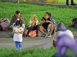 Los migrantes pasan la noche a la intemperie a la espera de llegar a Guatemala. EFE