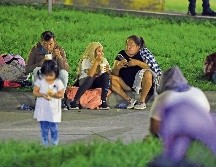 Los migrantes pasan la noche a la intemperie a la espera de llegar a Guatemala. EFE